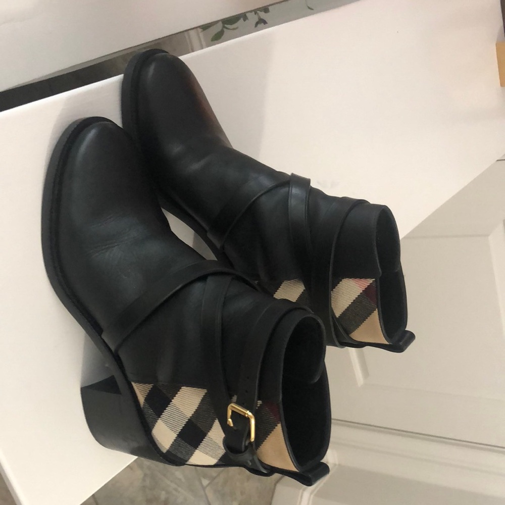 Burberry Black and Cream Ankle Boots with Chunky Heel